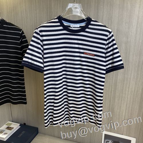 2024新作登場 ブランドスーパーコピー 激安専門店 プラダ PRADA 半袖Tシャツ 汗を吸ってすぐ乾き 首胸ロゴ