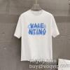 今からの季節にピッタリ ヴァレンティノ 半袖Tシャツ VALENTINO スーパーコピー 激安 2024春夏新作 肌に刺激がなくて 2色可選