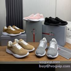 人目を惹くデザイン プラダ P...