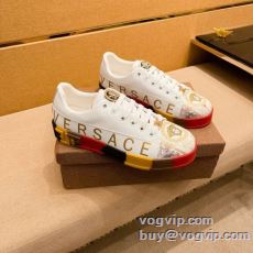 フラットシューズ カジュアルシューズ 2025年モデル入荷 ヴェルサーチ VERSACE NXIEVS004 2色可選 シックスタイルに活躍