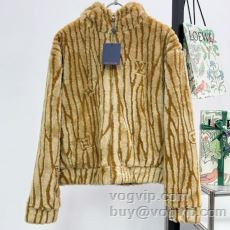 2025激安大特価定番人気 ルイ ヴィトン スーパーコピー 激安 抜群な楽チン感ある大定番 WTLV555 フリースジャケット ジャケット、上着