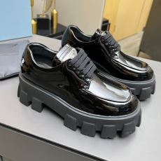 実用性に溢れるアイテム プラダ...