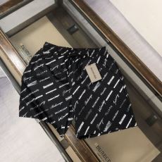 人目を惹くデザイン バレンシアガ...